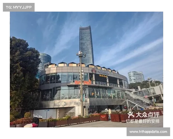 北外滩数千观众江畔观赛，电竞热情与城市地标交织